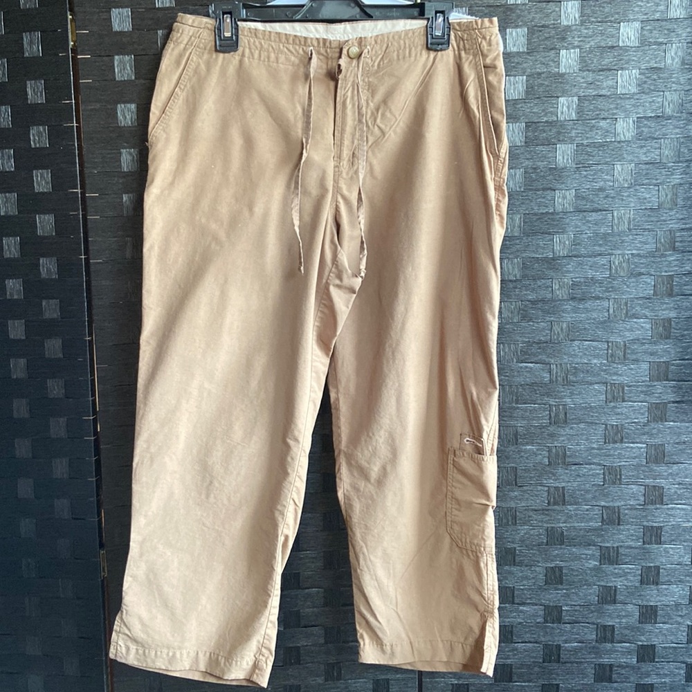 Columbia‎ capri, snap closure with pull tie in waist